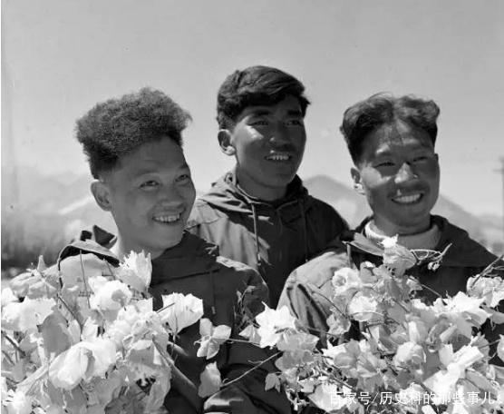 △1960年5月25日凌晨4點20分，中國登山隊隊員成功登上珠穆朗瑪峰。（右起）王富洲、貢布（藏族）和屈銀華。
