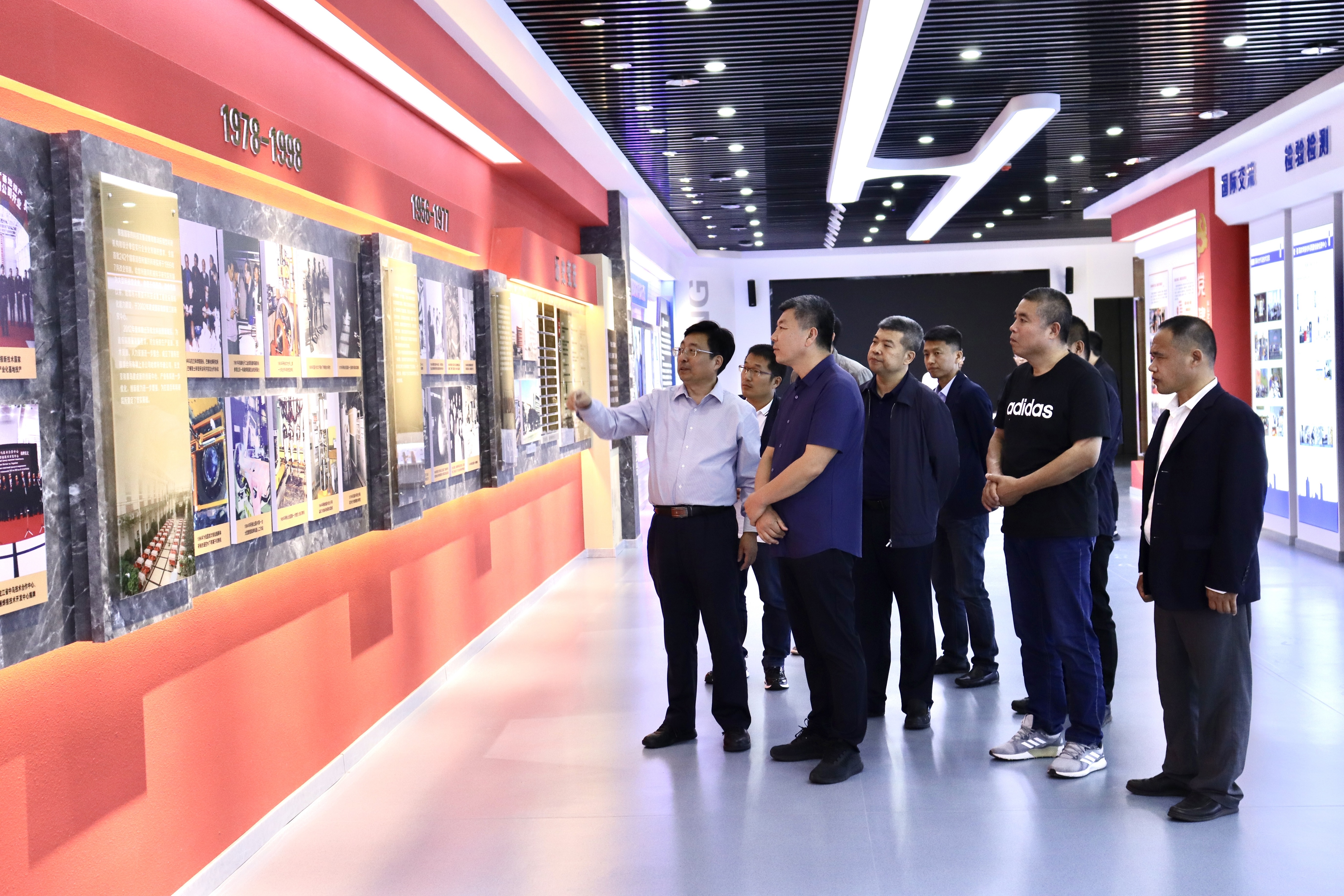 參觀展廳.jpg 參觀展廳.jpg